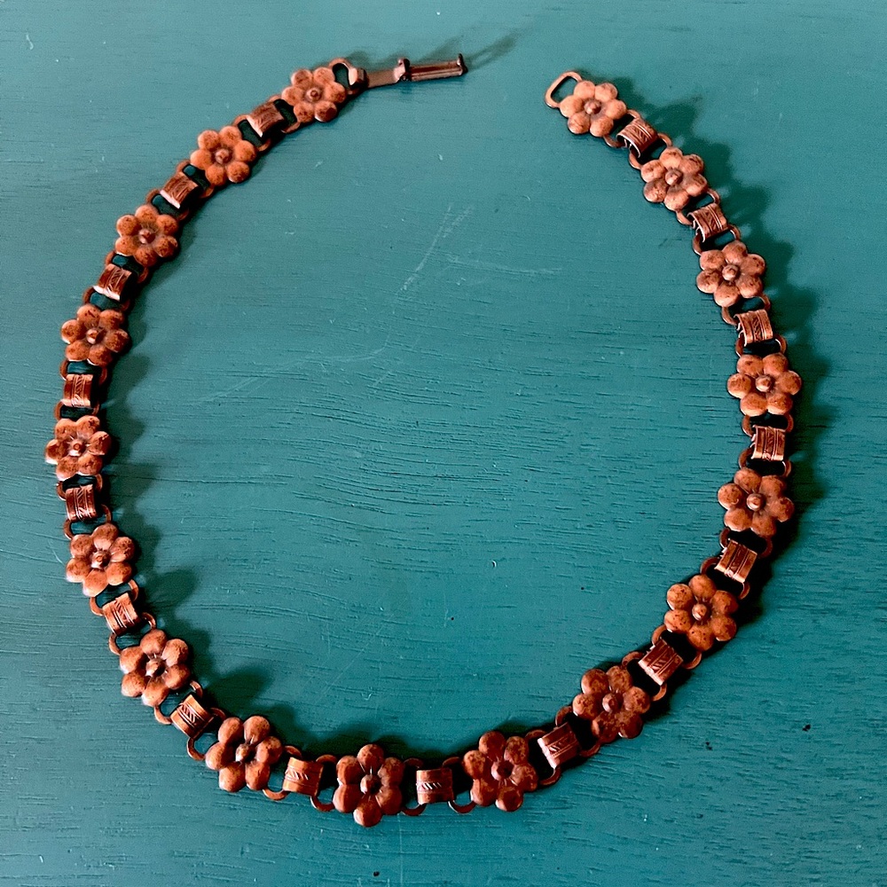 Stunning VINTAGE DAISY copper 15” necklace.
